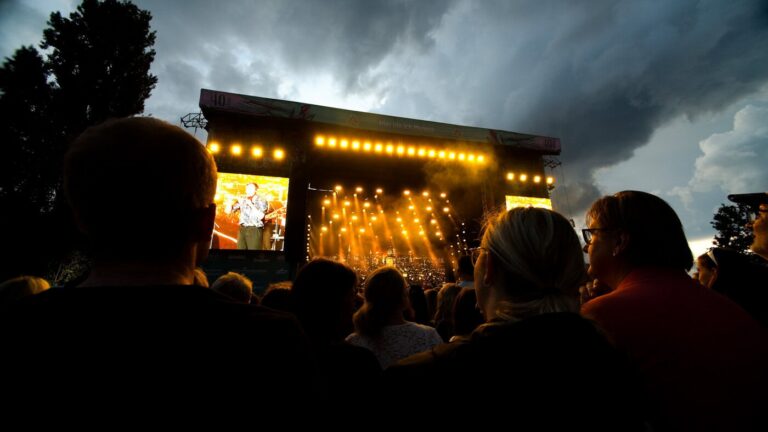 GLP-SCHEINWERFER SORGEN FÜR GLÄNZENDE STIMMUNG BEI DAS FEST 2025