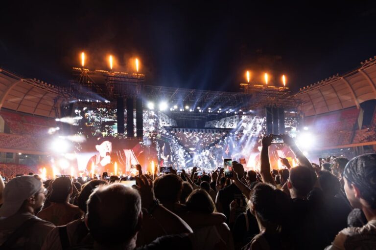 GLP TWYN ALS VERBINDENDES ELEMENT IM LICHTDESIGN VON VASCO ROSSIS STADIONTOUR 2026
