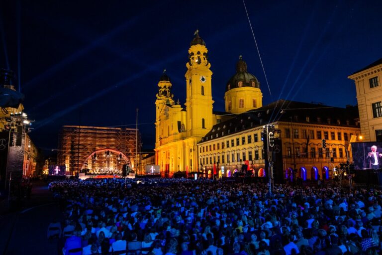 Großes Licht vor neuer Kulisse: Scheinwerfer von Martin Professional illuminieren „Klassik am Odeonsplatz 2025“ in München