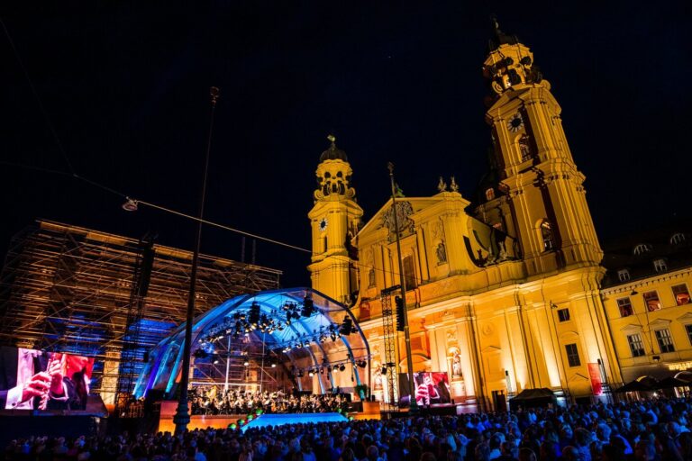 Großes Licht vor neuer Kulisse: Scheinwerfer von Martin Professional illuminieren „Klassik am Odeonsplatz 2025“ in München