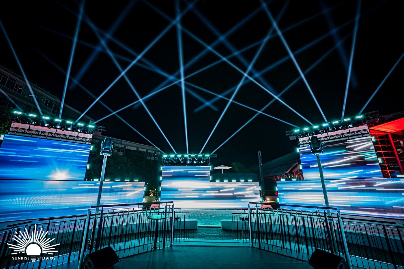 Lichtdesigner Chris Moylan setzt neuen Audi Q3 mit ELATION Proteus und Pulse in Szene Lichtdesigner Chris Moylan setzt neuen Audi Q3 mit ELATION Proteus und Pulse in Szene