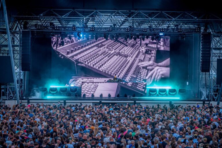 PAUL KALKBRENNER LÄSST DIE WUHLHEIDE BEBEN – MIT LICHT VON GLP PAUL KALKBRENNER LÄSST DIE WUHLHEIDE BEBEN – MIT LICHT VON GLP