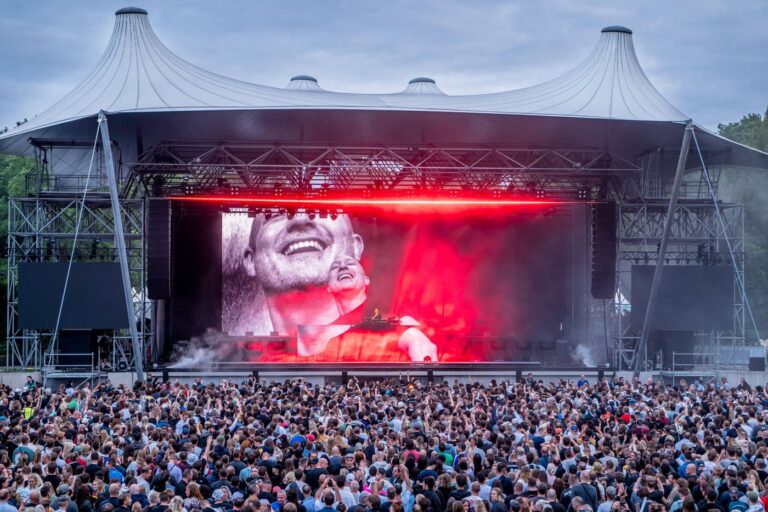 PAUL KALKBRENNER LÄSST DIE WUHLHEIDE BEBEN – MIT LICHT VON GLP PAUL KALKBRENNER LÄSST DIE WUHLHEIDE BEBEN – MIT LICHT VON GLP