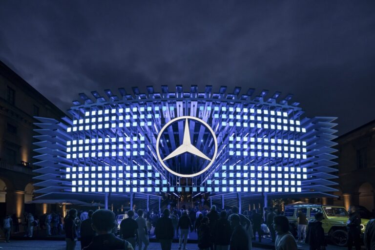 ROXX setzt Fahrzeugpräsentation von Mercedes-Benz auf der IAA MOBILITY 2025 in Szene