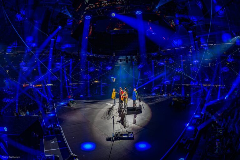 ÜBER 140 GLP IMPRESSION X5 TRAGEN DAS WASHLIGHT-KONZEPT DER 360°-ARENA-SHOW VON PUR AND FRIENDS ÜBER 140 GLP IMPRESSION X5 TRAGEN DAS WASHLIGHT-KONZEPT DER 360°-ARENA-SHOW VON PUR AND FRIENDS