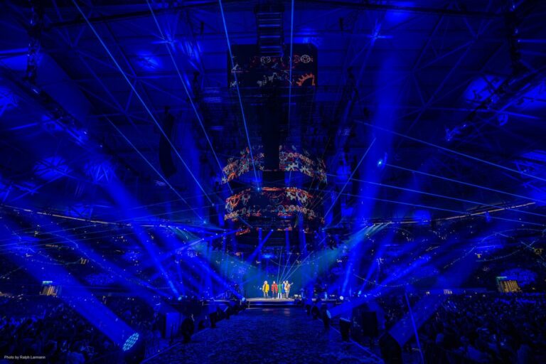 ÜBER 140 GLP IMPRESSION X5 TRAGEN DAS WASHLIGHT-KONZEPT DER 360°-ARENA-SHOW VON PUR AND FRIENDS ÜBER 140 GLP IMPRESSION X5 TRAGEN DAS WASHLIGHT-KONZEPT DER 360°-ARENA-SHOW VON PUR AND FRIENDS