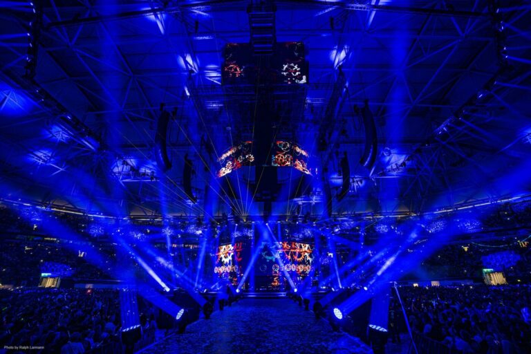 ÜBER 140 GLP IMPRESSION X5 TRAGEN DAS WASHLIGHT-KONZEPT DER 360°-ARENA-SHOW VON PUR AND FRIENDS ÜBER 140 GLP IMPRESSION X5 TRAGEN DAS WASHLIGHT-KONZEPT DER 360°-ARENA-SHOW VON PUR AND FRIENDS