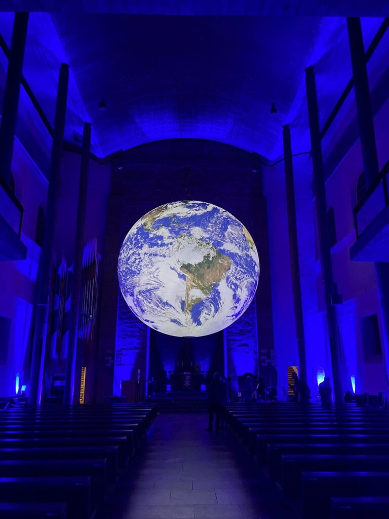 hell begeistert. investiert dreistellig in LED-Scheinwerfer von ELATION hell begeistert. investiert dreistellig in LED-Scheinwerfer von ELATION