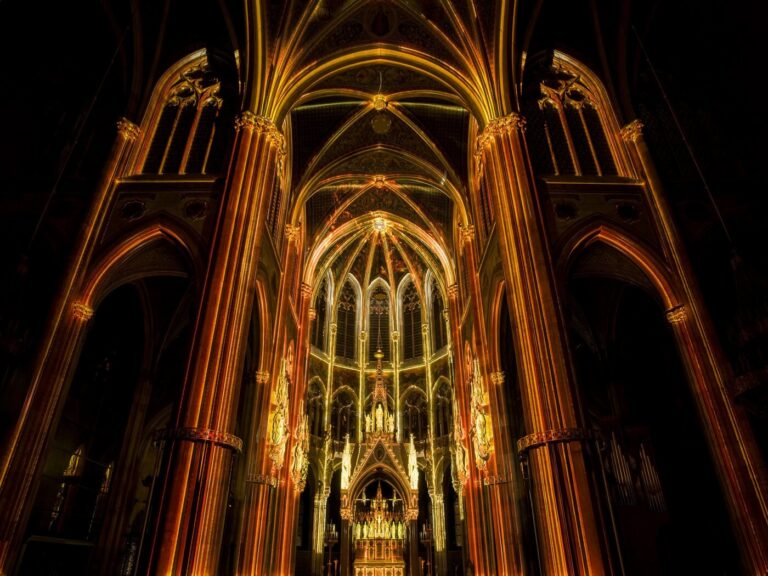 „Light of Creation“ inszeniert die Schöpfungsgeschichte als immersives Erlebnis in der Wiener Votivkirche – mit MA Lighting, Martin und Prolights „Light of Creation“ inszeniert die Schöpfungsgeschichte als immersives Erlebnis in der Wiener Votivkirche – mit MA Lighting, Martin und Prolights