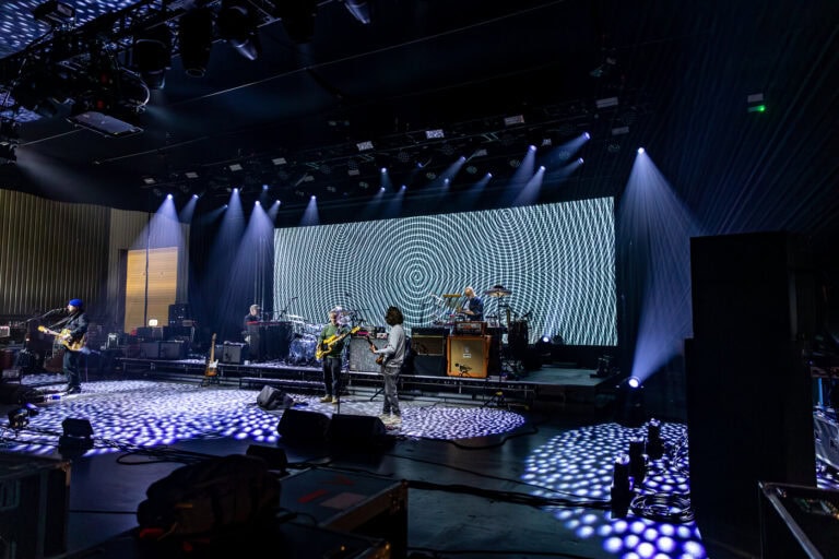 Rund um NowHere – Cameo auf dem Glastonbury Festival 2024 CAR61601 Photo Credit Dylan Swann Courtesy of PRG 768x512