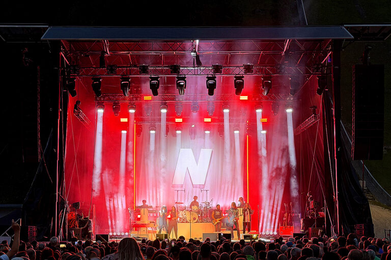 Neueste Lichttechnik bei Nenas Tourstopp im Schloss Prugg Robe Nena 2026 2 Nicolas Becker 768x512
