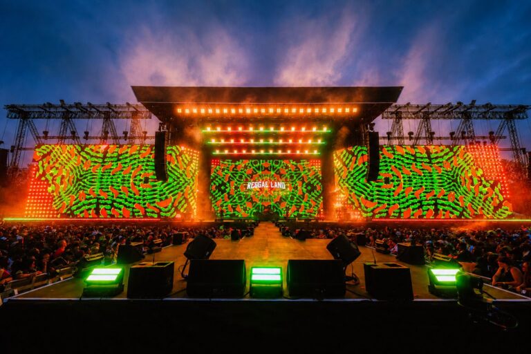 500 GLP X-PAR 12Z HINTER AUFKLAPPENDEN VIDEOFLÄCHEN: WIE AURATECTURE BEI REGGAE LAND JEDEM ACT ZU EINER LICHTSHOW VERHALF – SELBST IN PRALLER SONNE Image 11 Photo Credit NJ Designs 768x512