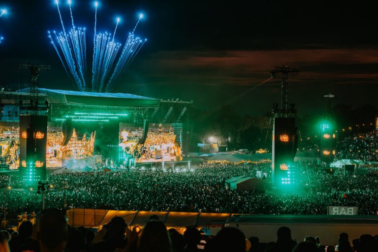 500 GLP X-PAR 12Z HINTER AUFKLAPPENDEN VIDEOFLÄCHEN: WIE AURATECTURE BEI REGGAE LAND JEDEM ACT ZU EINER LICHTSHOW VERHALF – SELBST IN PRALLER SONNE Image 7 Photo Credit NJ Designs 768x512